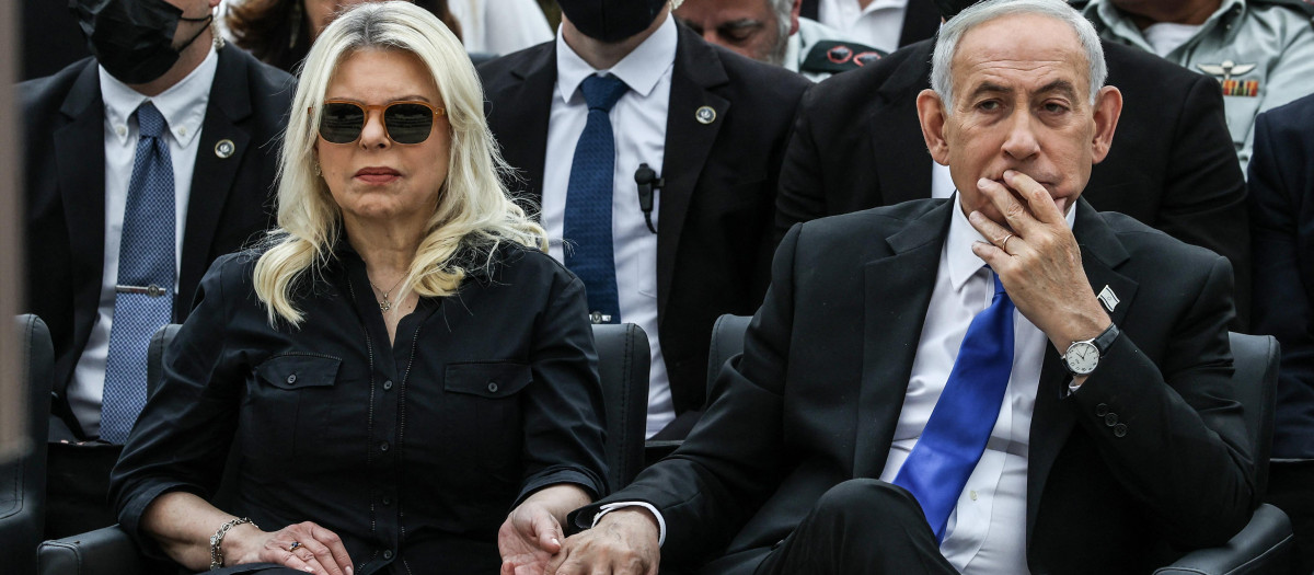 El primer ministro israelí, Benjamin Netanyahu, toma de la mano a su esposa Sara