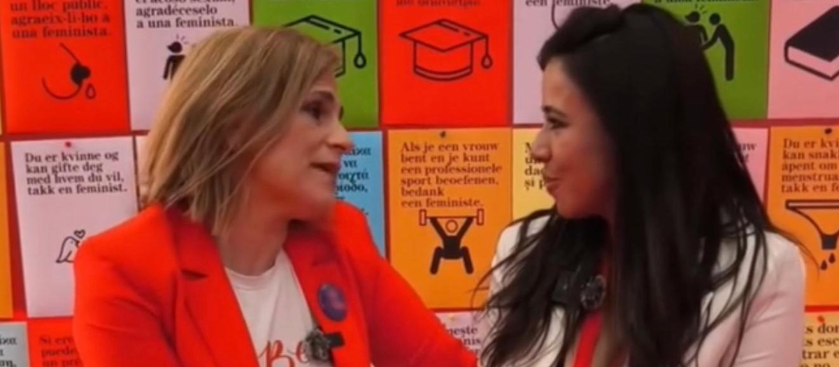 Imagen de Pilar Bernabé junto con Sarah Santaolalla.