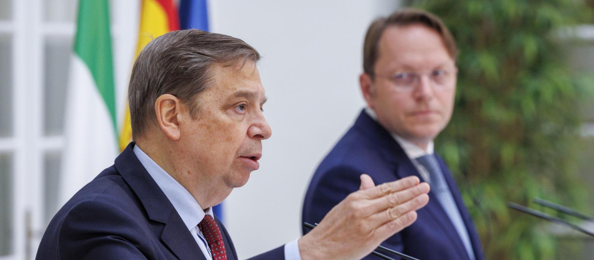 El ministro Planas con el comisario europeo de Salud y Bienestar de los Animales, Olivér Várhelyi, en una reciente visita a Sevilla