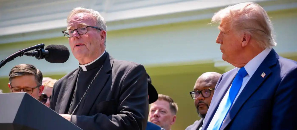 Donald Trump escucha a monseñor Barron en un acto celebrado en mayo de 2025