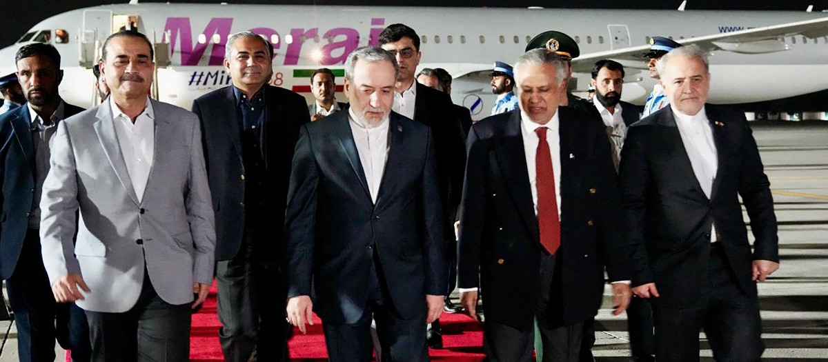El ministro de Asuntos Exteriores de Pakistán, Ishaq Dar (izquierda), saludando a su homólogo iraní, Abbas Araghchi, a su llegada a Islamabad