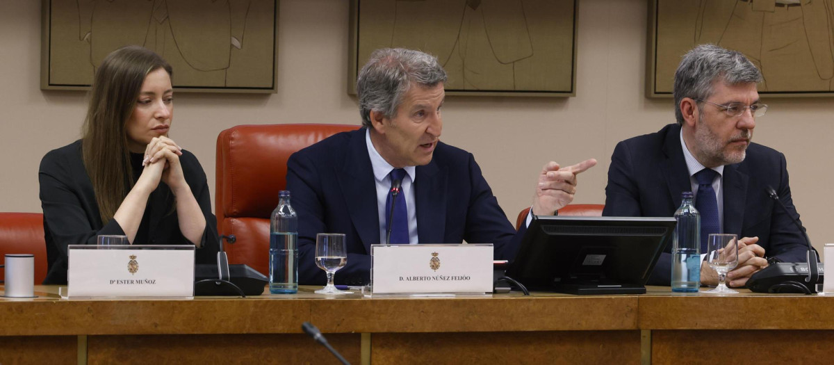 El presidente del PP, Alberto Núñez Feijóo (c), inaugura la jornada "A un año del gran apagón"