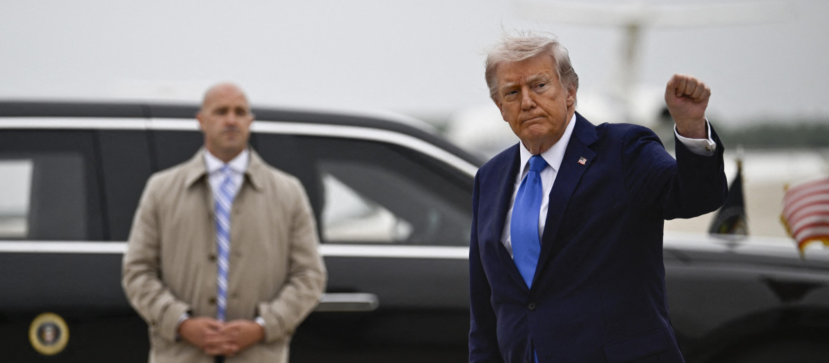 El presidente estadounidense Donald Trump levanta el puño tras bajar del Air Force One en la Base Conjunta Andrews a su regreso de Florida