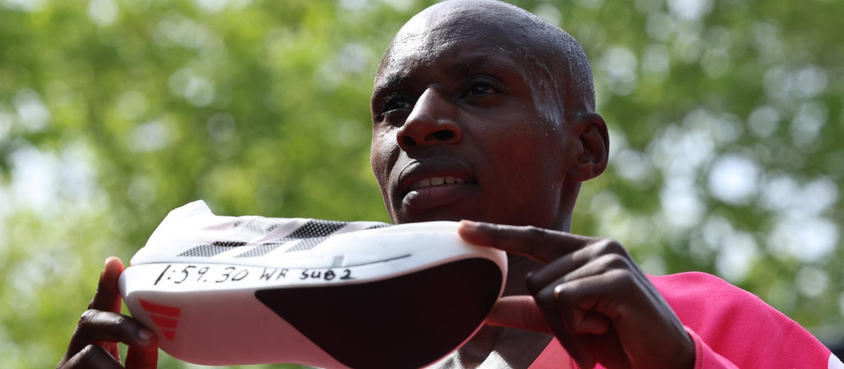 Sabastian Sawe muestra las zapatillas con las que logró el récord del mundo