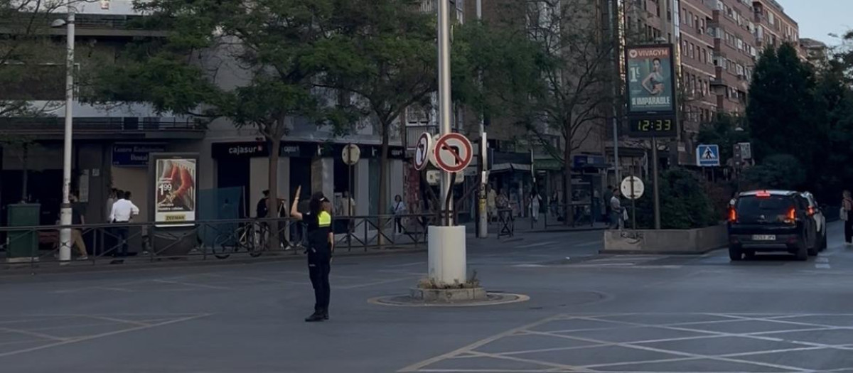 Policía local de Granada dirigiendo el tráfico por la tarde tras el apagón exacto a las 12:33