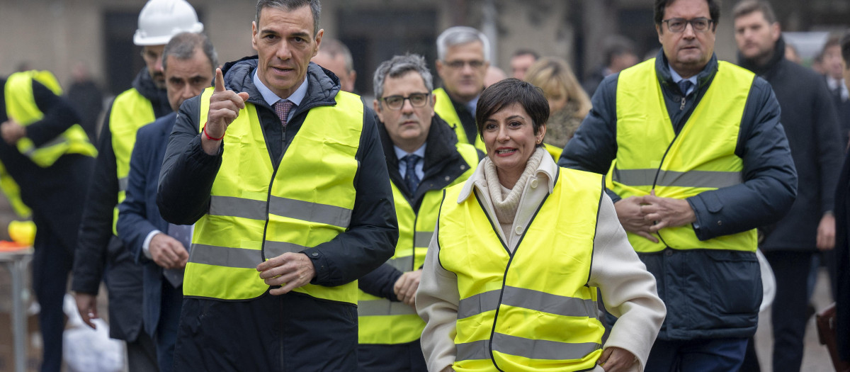 (Foto de ARCHIVO)
El ministro de la Presidencia, Félix Bolaños, el presidente del Gobierno, Pedro Sánchez, la ministra de Vivienda, Isabel Rodríguez, y el ministro para la Transformación Digital, Óscar López, durante el acto de demolición de los primeros edificios del acuartelamiento de Campamento, a 12 de enero de 2026, en Madrid (España). El Nuevo Barrio Campamento, que contempla la construcción de al menos 10.700 viviendas a precios asequibles en el suroeste de Madrid, toma impulso con el derribo de 57 antiguas edificaciones de uso militar.

Alberto Ortega / Europa Press
12/1/2026