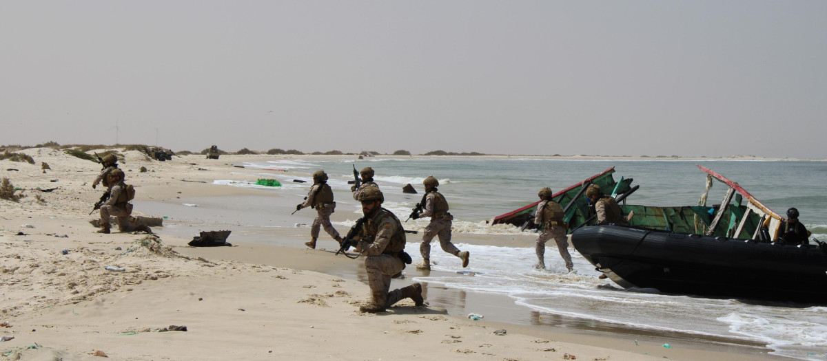 Un momento del espectacular raid anfibio del contingente español a bordo del Buque de Asalto Anfibio Galicia