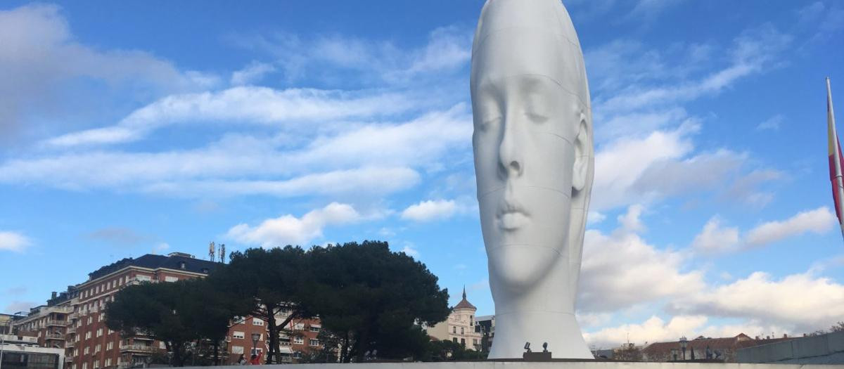 La escultura 'Julia', de Jaume Plensa, en la plaza de Colón