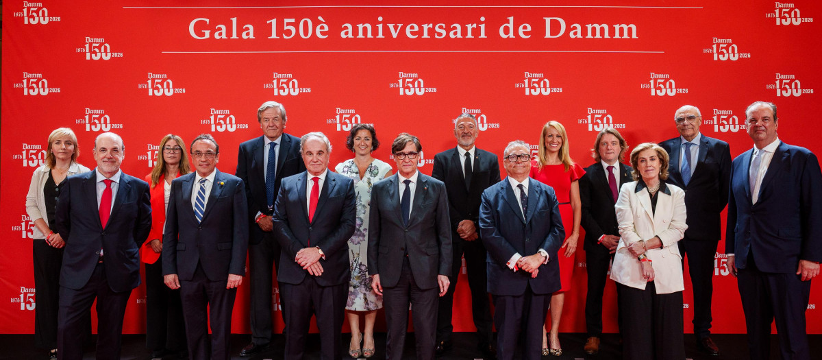 De izquierda a derecha: Cristina Massot, secretaria general del Departamento de Agricultura, Ganadería, Pesca y Alimentación;  Mari Carmen García-Calvillo; subdelegada del Gobierno en Catalunya; Jorge Villavecchia, director general de Damm; Alicia Romero, consejera de Economía y Finanzas; Miquel Sàmper, consejero de Empresa y Trabajo; Maria Eugènia Gay, segunda tenienta de alcaldía del Ayuntamiento de Barcelona; David Escudé, concejal de Deportes del Ayuntamiento de Barcelona; Salvador Alemany, presidente de la Fundación del Gran Teatre del Liceu, Rudolf Louis Schweizer, miembro del Consejo de Administración de Damm; José Carceller; miembro del Consejo de Administración de Damm; Josep Rull, presidente del Parlament de Catalunya; Demetrio Carceller Arce, presidente ejecutivo de Damm; Ramón Agenjo, secretario y  miembro del Consejo de Administración de Damm; y María Carceller, miembro del Consejo de Administración de Damm.