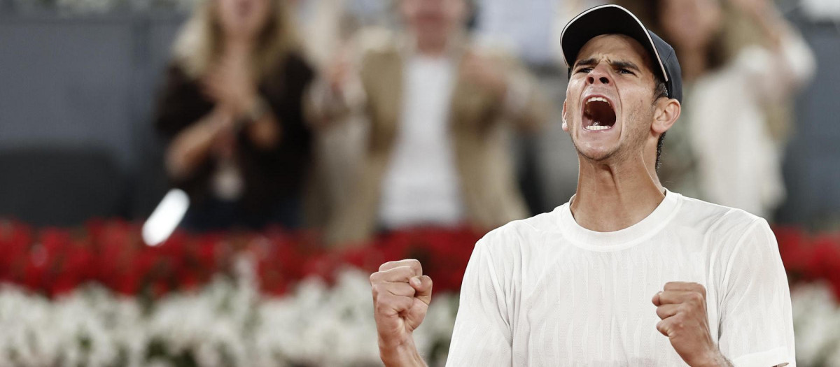 Rafa Jódar celebra la victoria ante el brasileño Joao Fonseca durante la tercera ronda del Mutua Madrid Open