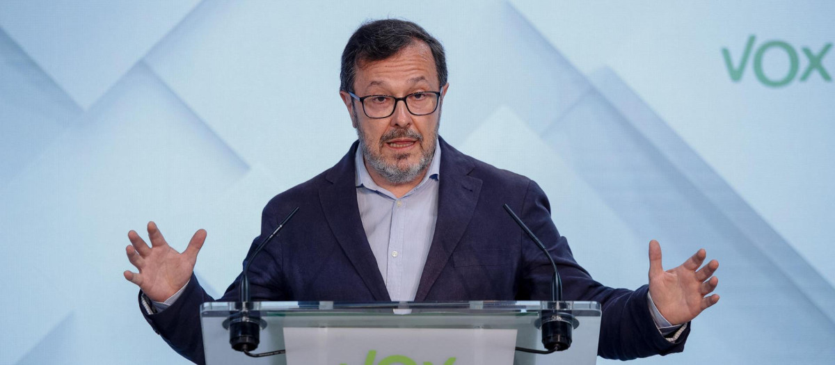 El portavoz de Vox, José Antonio Fuster durante la rueda de prensa ofrecida  tras la reunión semanal del Comité de Acción Política (CAP) del partido, este lunes
