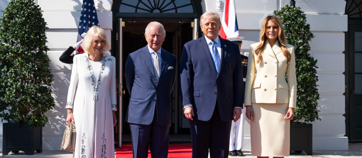 WASHINGTON (United States), 27/04/2026.- Britain's King Charles III (2-L), Queen Camilla (L), US President Donald Trump (2-R) and First Lady Melania Trump (R) pose for a picture at the White House in Washington, DC, USA, 27 April 2026. King Charles III and Queen Camilla are on a four-day state visit to the US that also esi:includes engagements in New York and Virginia. (Reino Unido, Estados Unidos, Nueva York) EFE/EPA/ALLISON ROBBERT/ POOL