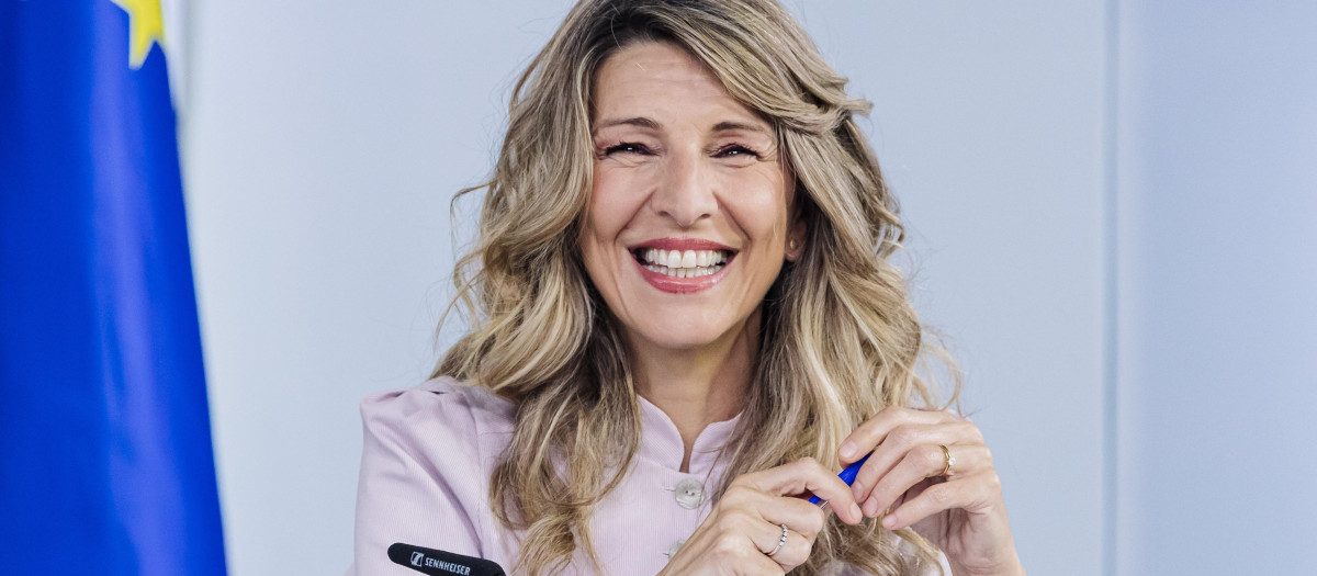 La vicepresidenta segunda del Gobierno y ministra de Trabajo y Economía Social, Yolanda Díaz, durante la rueda de prensa posterior al Consejo de Ministros, a 28 de abril de 2026, en Madrid (España). Coincidiendo con el Día Mundial de la Seguridad y la Salud en el Trabajo, el Consejo de Ministros ha aprobado este martes el anteproyecto de ley que reforma la ley de prevención de riesgos laborales, un texto que fue consensuado con los sindicatos, pero no con la patronal, y que trata de actualizar una normativa que tiene ya 30 años mediante la modificación del Estatuto de los Trabajadores, la ley de prevención de riesgos laborales de 1995 y el reglamento de los servicios de prevención de 1997.

Carlos Luján / Europa Press
28/4/2026