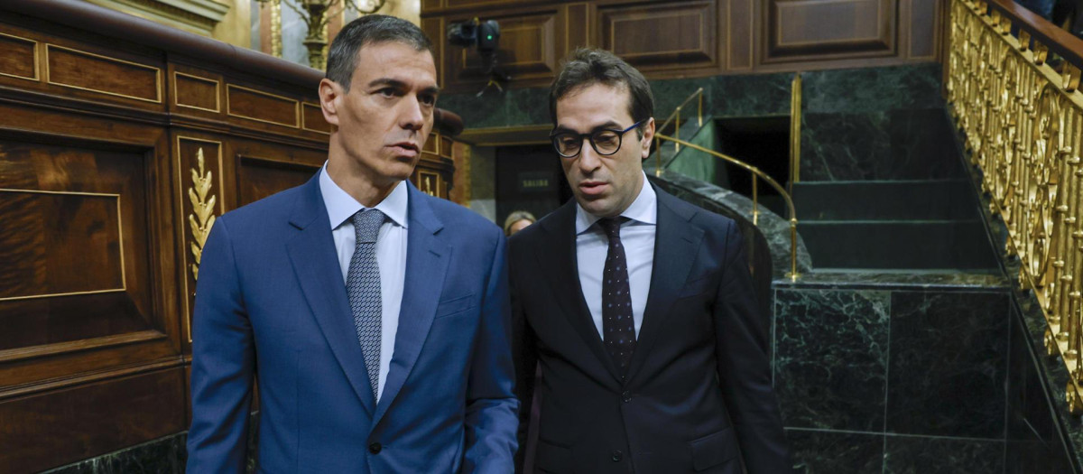 El presidente del Gobierno, Pedro Sánchez (i), y el vicepresidente primero y ministro de Economía, Comercio y Empresa, Carlos Cuerpo