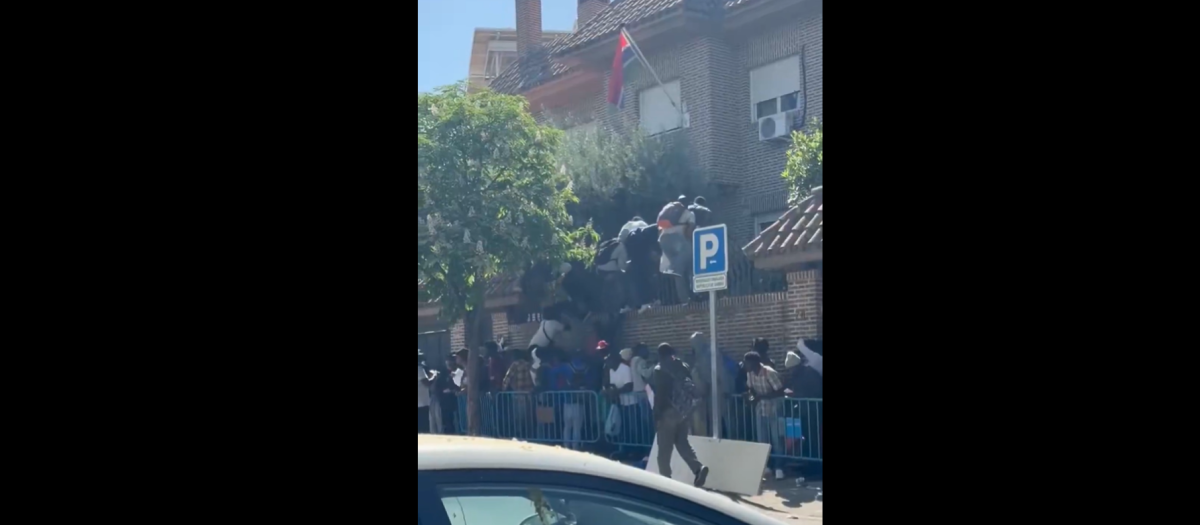 Imágenes del intento de asalto ayer de la Embajada de Gambia