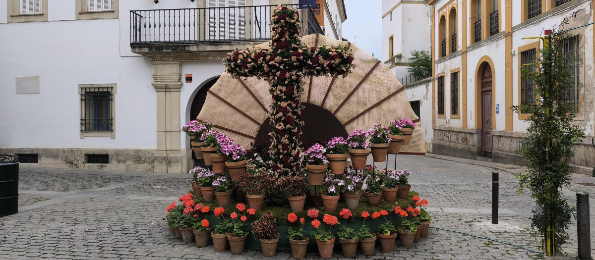 Cruz de Mayo instalada en la plaza de la Trinidad (Córdoba)