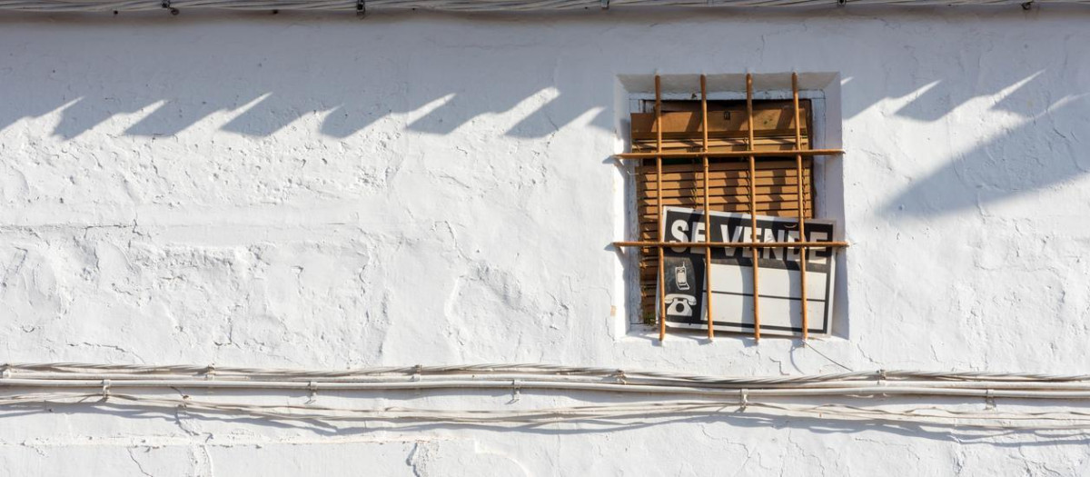 On sale sign in Spanish on an old window, in the traditional centre of Spain, in Castile La Mancha.