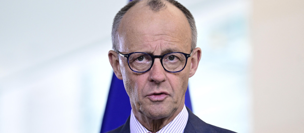 El canciller alemán Friedrich Merz ofrece una rueda de prensa junto al ministro de Sanidad alemán en la Cancillería de Berlín