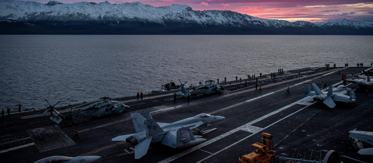 El impresionante paisaje desde el portaaviones USS Nimitz (CVN 68) mientras transitaba el Estrecho de Magallanes el 26 de abril