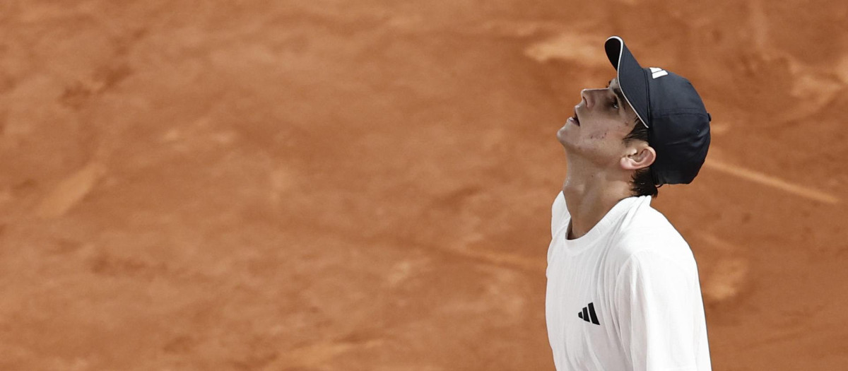Rafa Jódar, lamenta una ocasión frente al italiano Jannik Sinner, durante el partido de cuartos de final del Mutua Madrid Open