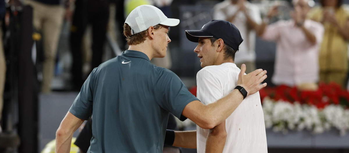 Jannik Sinner saluda a Rafa Jódar tras vencerle en el Mutua Madrid Open