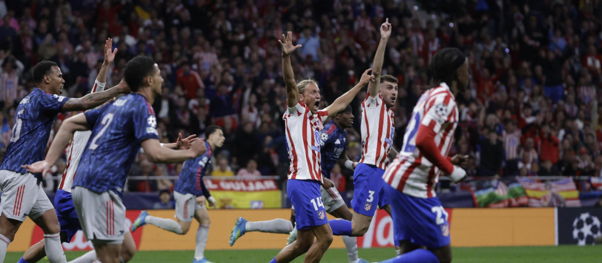 MADRID, 29/04/2026.- El delantero del Atlético de Madrid Marcos Llorente (c) reclama penalti durante el encuentro correspondiente a la ida de las semifinales de la Liga de Campeones que Atlético de Madrid y Arsenal disputan este miércoles en el estadio Metropolitano, en Madrid. EFE/Juanjo Martín