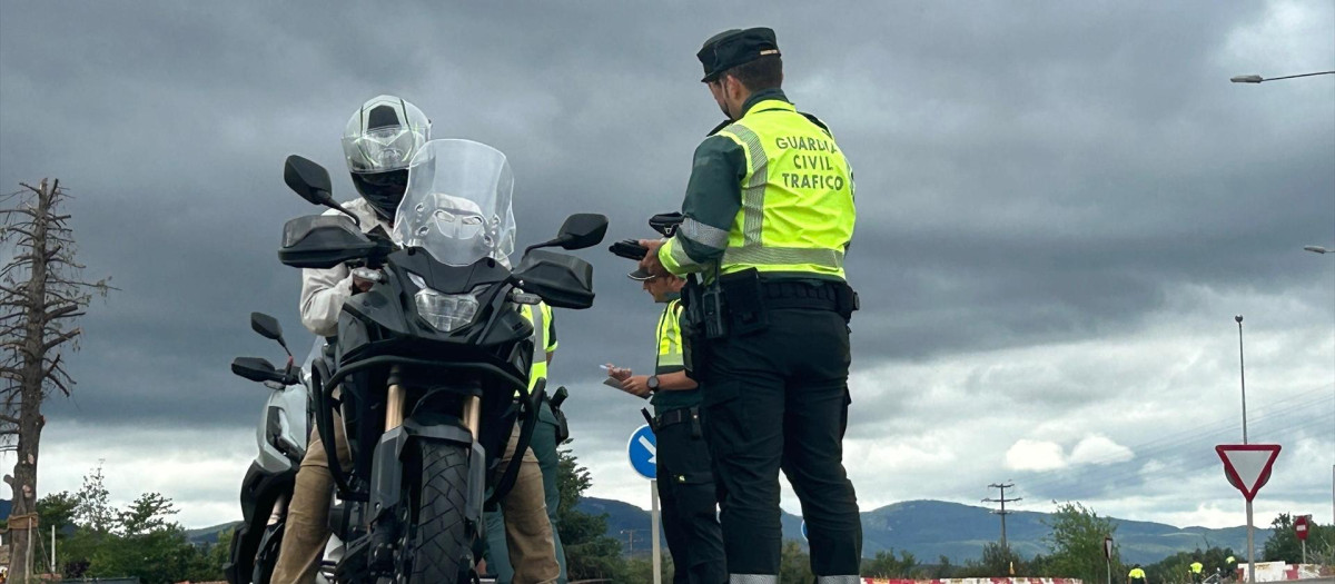 (Foto de ARCHIVO)
Campaña informativa a motoristas para concienciar sobre la importancia de la seguridad vial en este colectivo vulnerable

DGT
12/7/2024