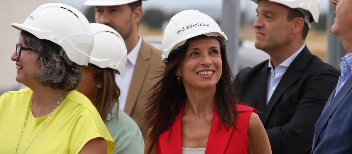 La presidenta de Red Eléctrica, Beatriz Corredor (centro)