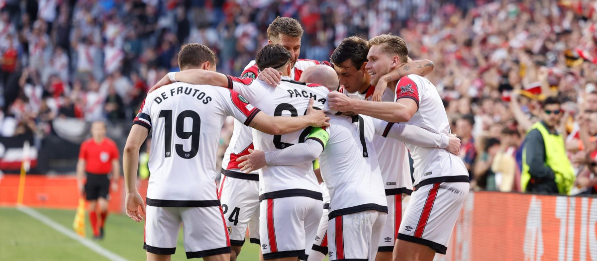 Los jugadores del Rayo celebran un gol en la Conference League esta temporada