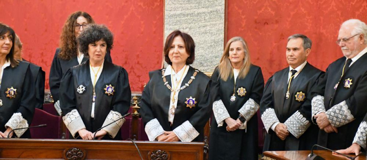 La fiscal general del Estado Teresa Peramato, en el centro de la imagen, durante su acto de toma de posesión en el Supremo, tras llegar al cargo