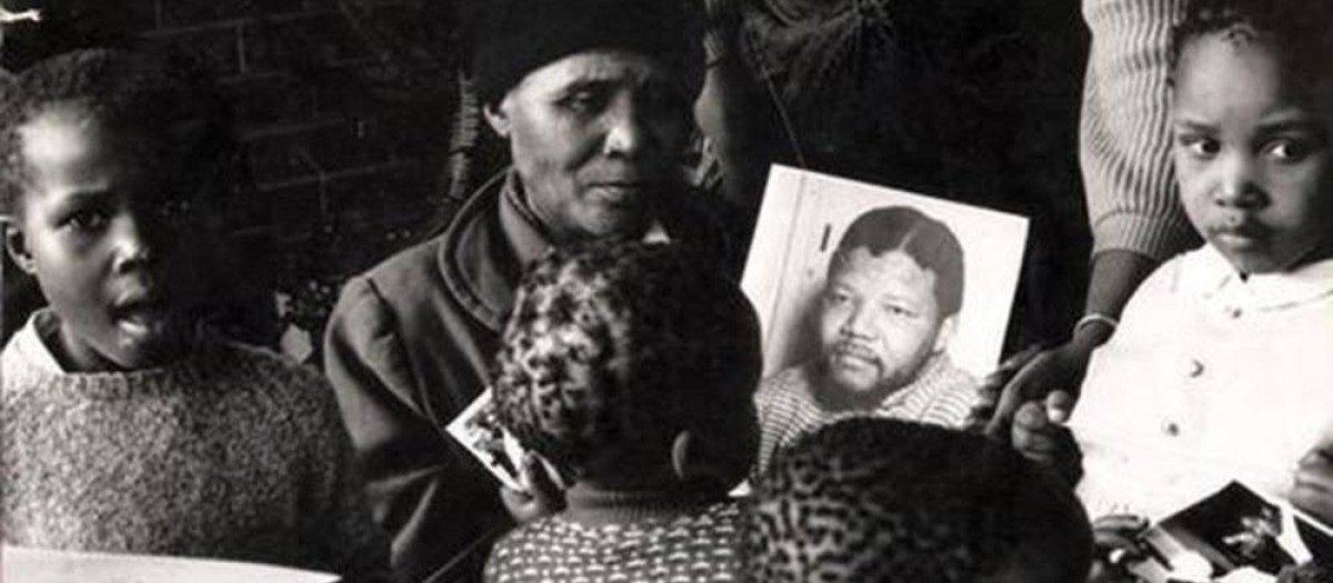 Nosenky Mandela, junto a un retrato de su hijo Nelson