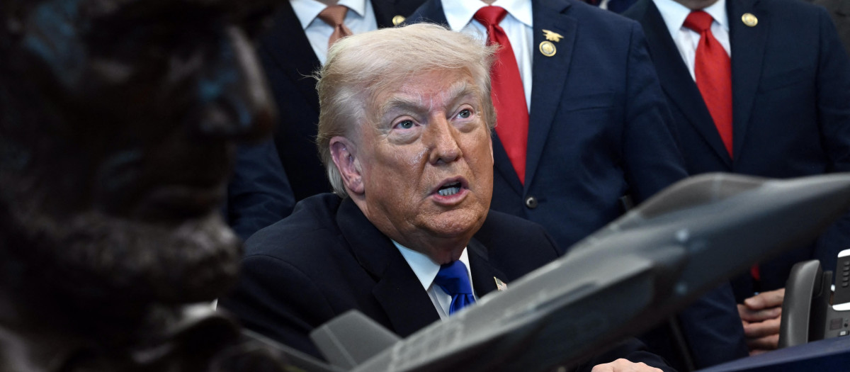 El presidente estadounidense Donald Trump habla tras firmar varias órdenes ejecutivas en el Despacho Oval de la Casa Blanca en Washington, D.C.