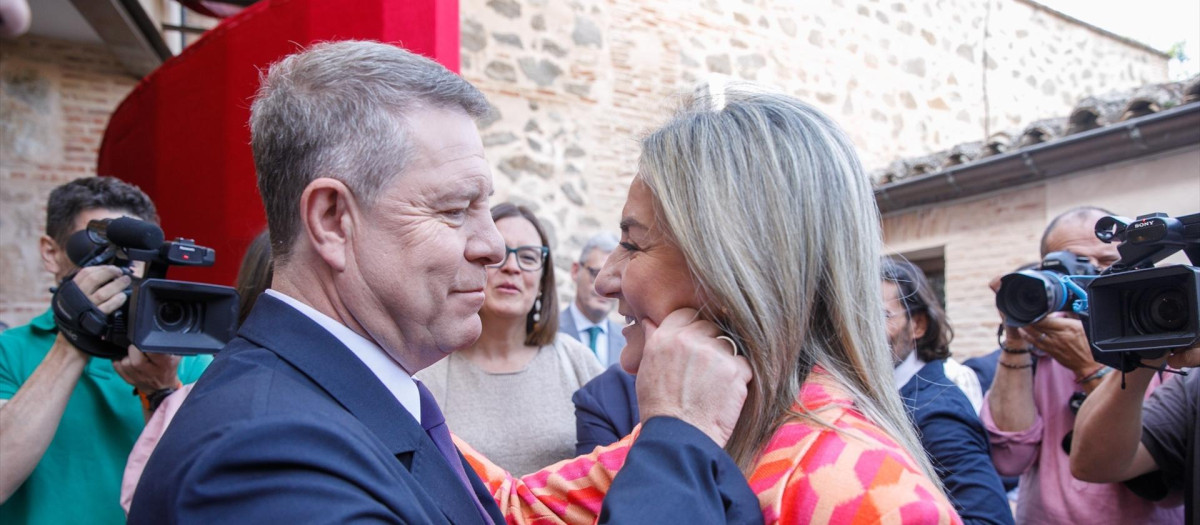 La ministra de Educación, Milagros Tolón, junto al presidente regional, Emiliano García-Page
