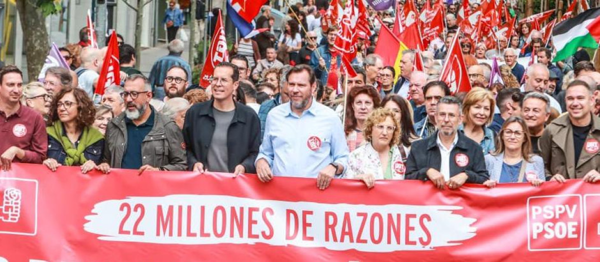 Imagen tomada este viernes de Óscar Puente en la manifestación del 1 de Mayo en Alicante