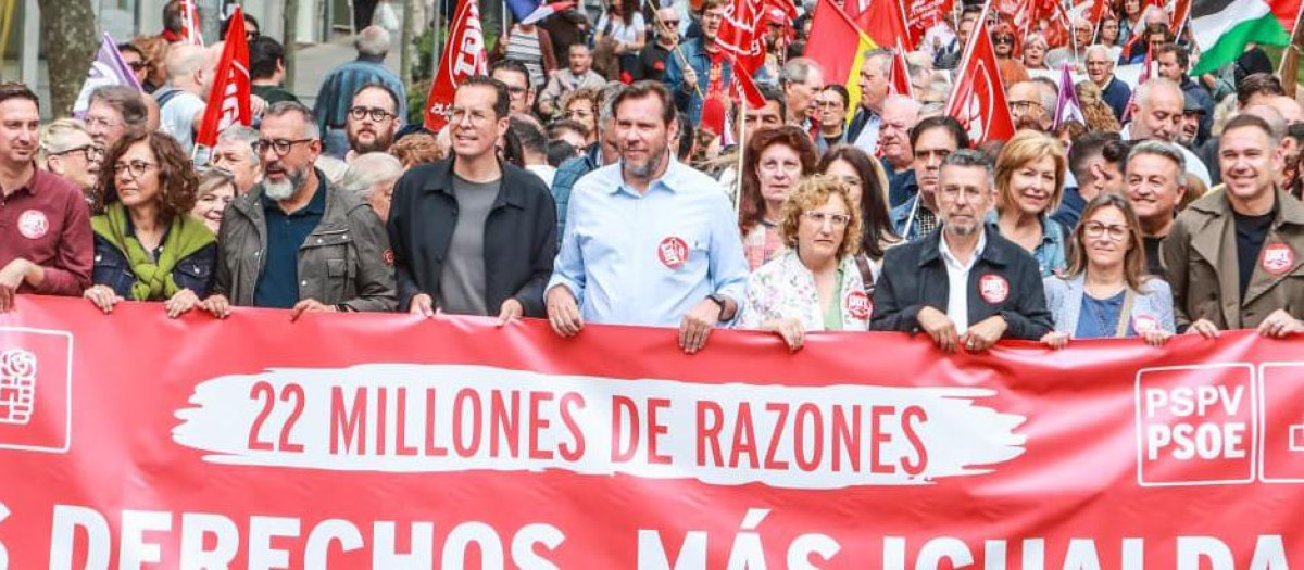 Imagen tomada este viernes de Óscar Puente en la manifestación del 1 de Mayo en Alicante