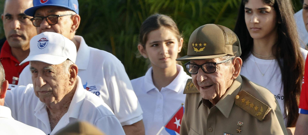 Raúl Castro asiste a la conmemoración del Día Internacional del Trabajo este viernes, en La Habana (Cuba).