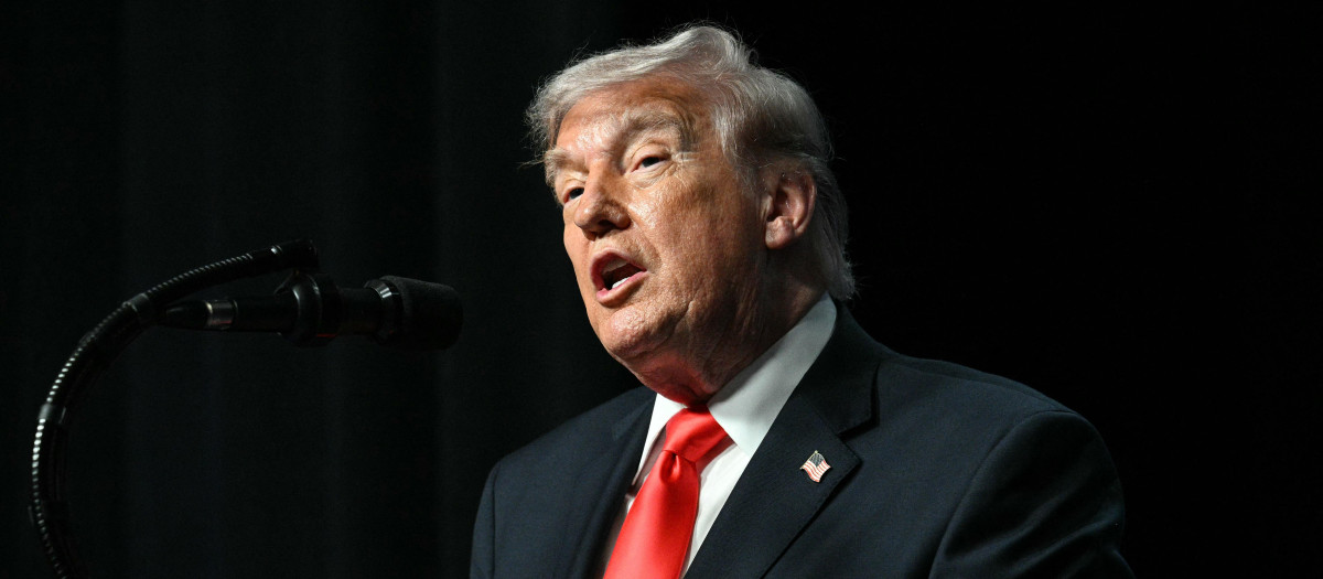 El presidente estadounidense Donald Trump pronuncia un discurso en la cena del Forum Club of the Palm Beaches