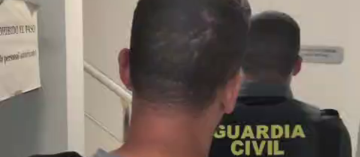Imagen de la detención de los argelinos que le reobaron el móvil al intérprete antes de declarar ante el juez