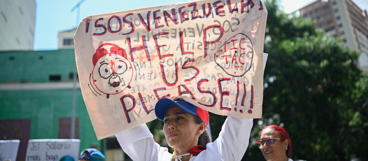 Manifestantes participan en una protesta para exigir mejores condiciones laborales y pensiones durante una concentración del Primero de Mayo con motivo del Día Internacional de los Trabajadores, en Caracas,