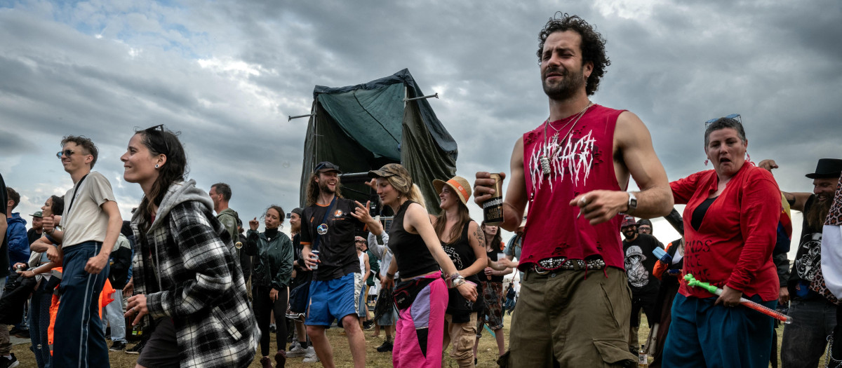 Los asistentes bailan durante una fiesta rave en una instalación militar en Cornusse, cerca de Bourges, en el centro de Francia