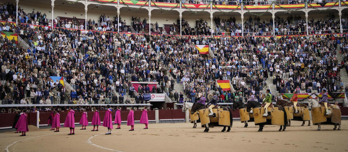 Imagen de Las Ventas durante el paseíllo al inicio de la tradicional corrida goyesca