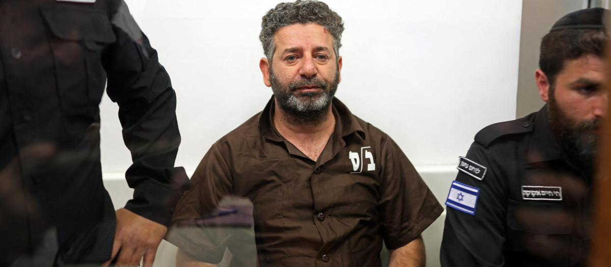 El activista español Saif Abu Keshek llega a un tribunal en Ashkelon el 3 de mayo de 2026.