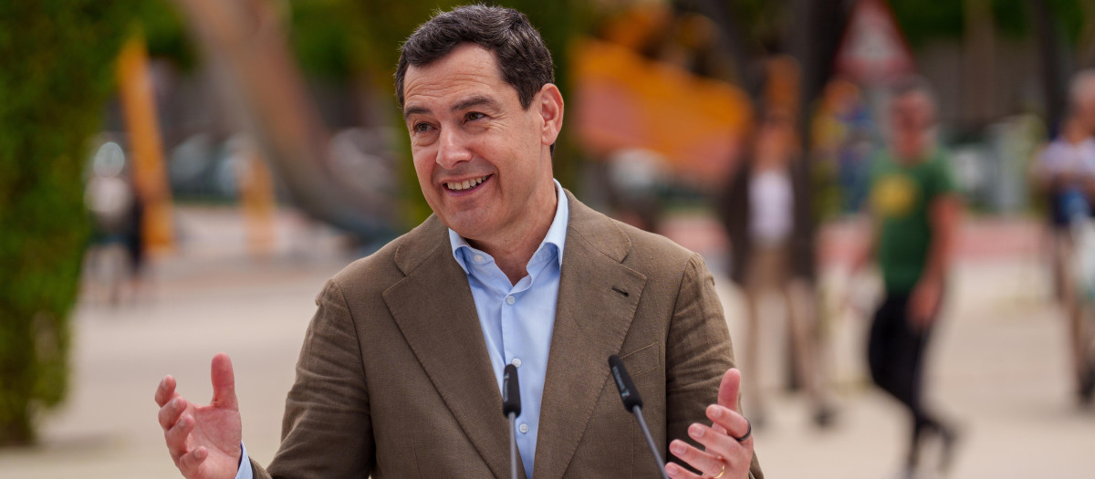 El presidente del PP de Andalucía y candidato a la reelección como presidente de la Junta, Juanma Moreno visita la Hermandad de la Virgen de Valme. A 3 de mayo de 2026 en Dos Hermanas, Sevilla (Andaluacía, España). El presidente del PP de Andalucía y candidato a la reelección como presidente de la Junta, Juanma Moreno, ha visitado este domingo en Dos Hermanas (Sevilla) la Hermandad de la Virgen de Valme y la Hermandad del Gran Poder. Posteriormente  ha atendido a los medios en el Parque del Dinosaurio, acompañado por el presidente provincial del PP de Sevilla, Ricardo Sánchez, y por la candidata al Parlamento andaluz por Sevilla, Patricia del Pozo.

Francisco J. Olmo / Europa Press
03/5/2026