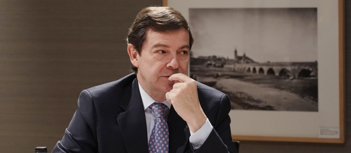 El presidente del PP de Castilla y León, Alfonso Fernández Mañueco, en una reunión del PP con Vox, a finales de marzo