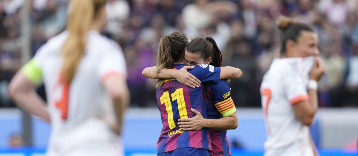 BARCELONA, 03/05/2026.-La jugadora del Barcelona F Alexia Putellas y Patri Guijarro, celebran su victoria sobre el Bayern Múnich F, durante el partido de vuelta de semifinales de Liga de Campeones Femenina entre el Barcelona F y el Bayern Múnich F, este domingo en el estadio Spotify Camp Nou.-EFE/ Enric Fontcuberta