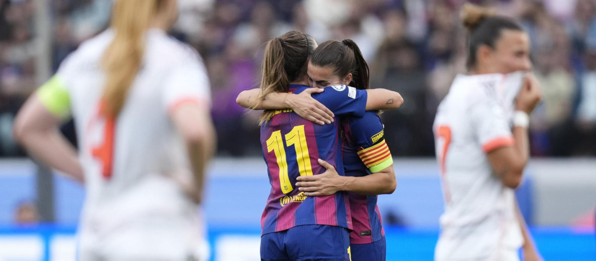 BARCELONA, 03/05/2026.-La jugadora del Barcelona F Alexia Putellas y Patri Guijarro, celebran su victoria sobre el Bayern Múnich F, durante el partido de vuelta de semifinales de Liga de Campeones Femenina entre el Barcelona F y el Bayern Múnich F, este domingo en el estadio Spotify Camp Nou.-EFE/ Enric Fontcuberta