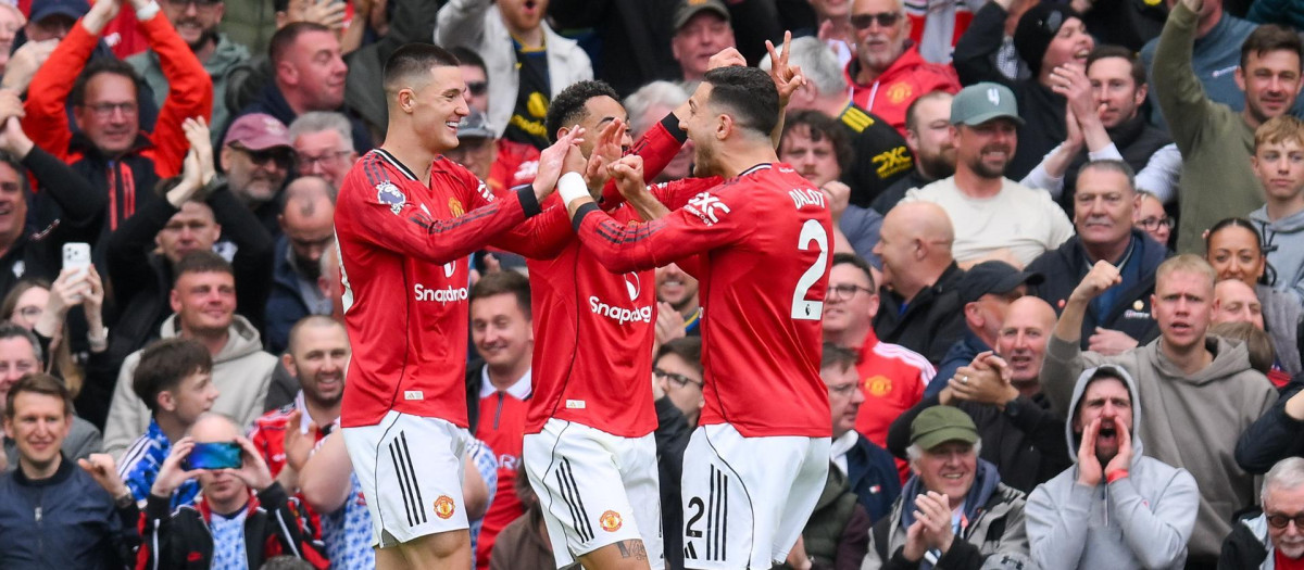 MANCHESTER (United Kingdom), 03/05/2026.- Benjamin Sesko of Manchester United celebrates with teammates after scoring the 2-0 goal during the English Premier League match between Manchester United and Liverpool FC in Manchester, Britain, 03 May 2026. (Reino Unido) EFE/EPA/GARY OAKLEY EDITORIAL USE ONLY. No use with unauthorized audio, video, data, fixture lists, club/league logos, 'live' services or NFTs. Online in-match use limited to 120 images, no video emulation. No use in betting, games or single club/league/player publications.