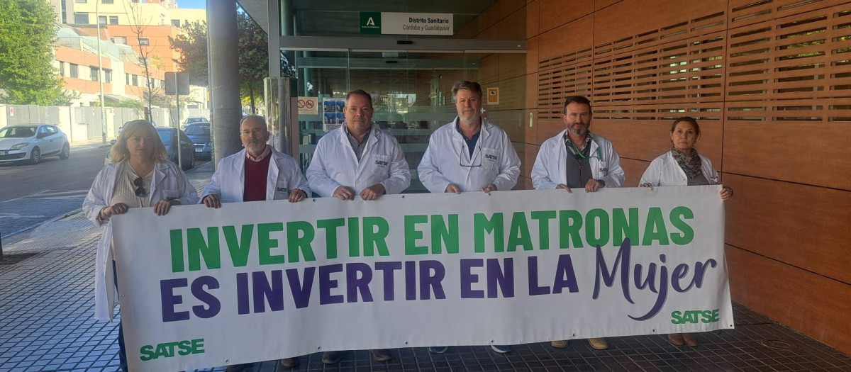 Concentración de Satse Córdoba reclamando más matronas
