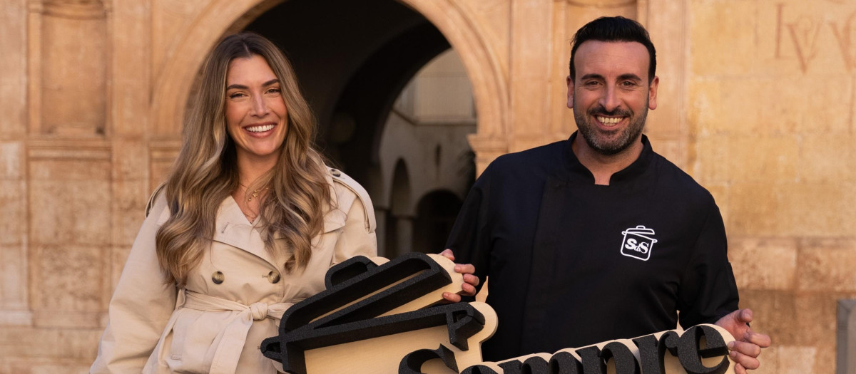 Imagen de los presentadores del programa de À Punt, Sabors de sempre, Àlex Blanquer y el chef Rubén Fenollar