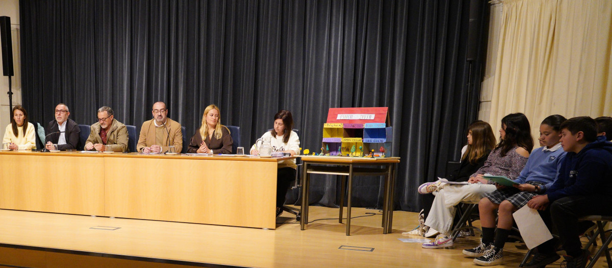 El alcalde de Ponferrada, Marco Morala, y la concejala de Bienestar Social y Familia, Alexandra Rivas, presiden la asamblea del Consejo de la Infancia de Ponferrada